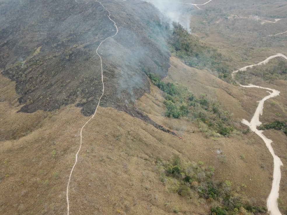 Fogo atingiu a parte superior da serra — Foto: Corpo de Bombeiros-MT/ Divulgação