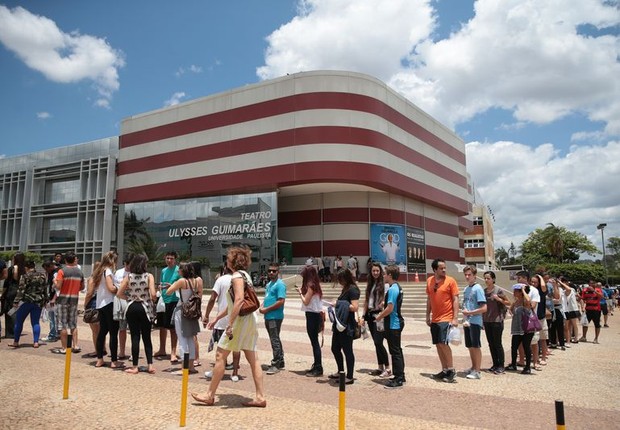 Estudantes fazem fila para entrar em universidade que é local de prova do Enem em Brasília (Foto: Marcelo Casal Jr/Agência Brasil)