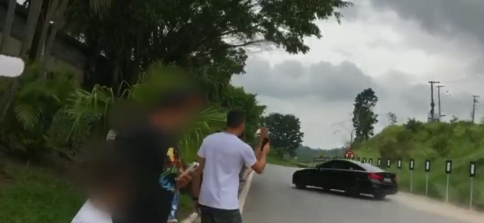 Vídeo mostra carro de luxo capotando após sair de shopping 