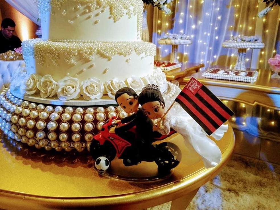 No enfeito do bolo do casamento, a bandeira rubro-negra — Foto: Arquivo pessoal