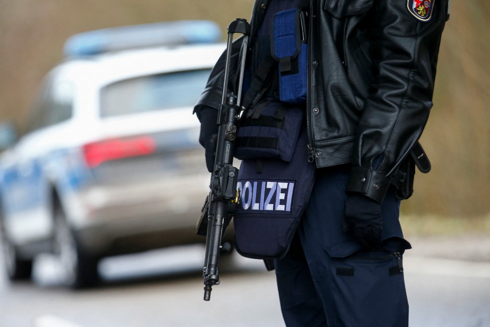 Imagem ilustrativa de um policial alemão portanto uma arma — Foto: Thilo Schmuelgen/Reuters