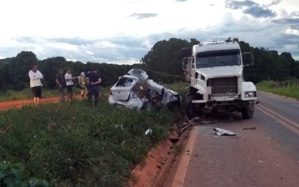 Vendedora de 33 anos morre após batida em caminhão na MGC-369, em Campos Gerais — Foto: Reprodução / Redes Sociais