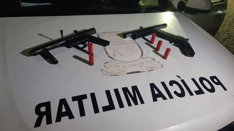Armas apreendidas com assaltantes que roubaram motorista de transporte por aplicativo em Natal — Foto: Sérgio Henrique Santos/Inter TV Cabugi