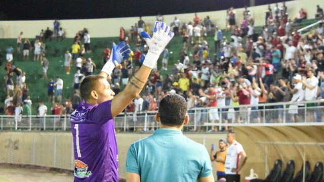 Evandro Gigante, goleiro do Rio Branco-AC, agradece torcida pelo apoio