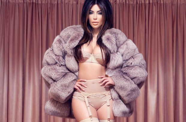 Kim Kardashian não é mulher do tipo que fica intimidada pelo flashes (Foto: Reprodução)