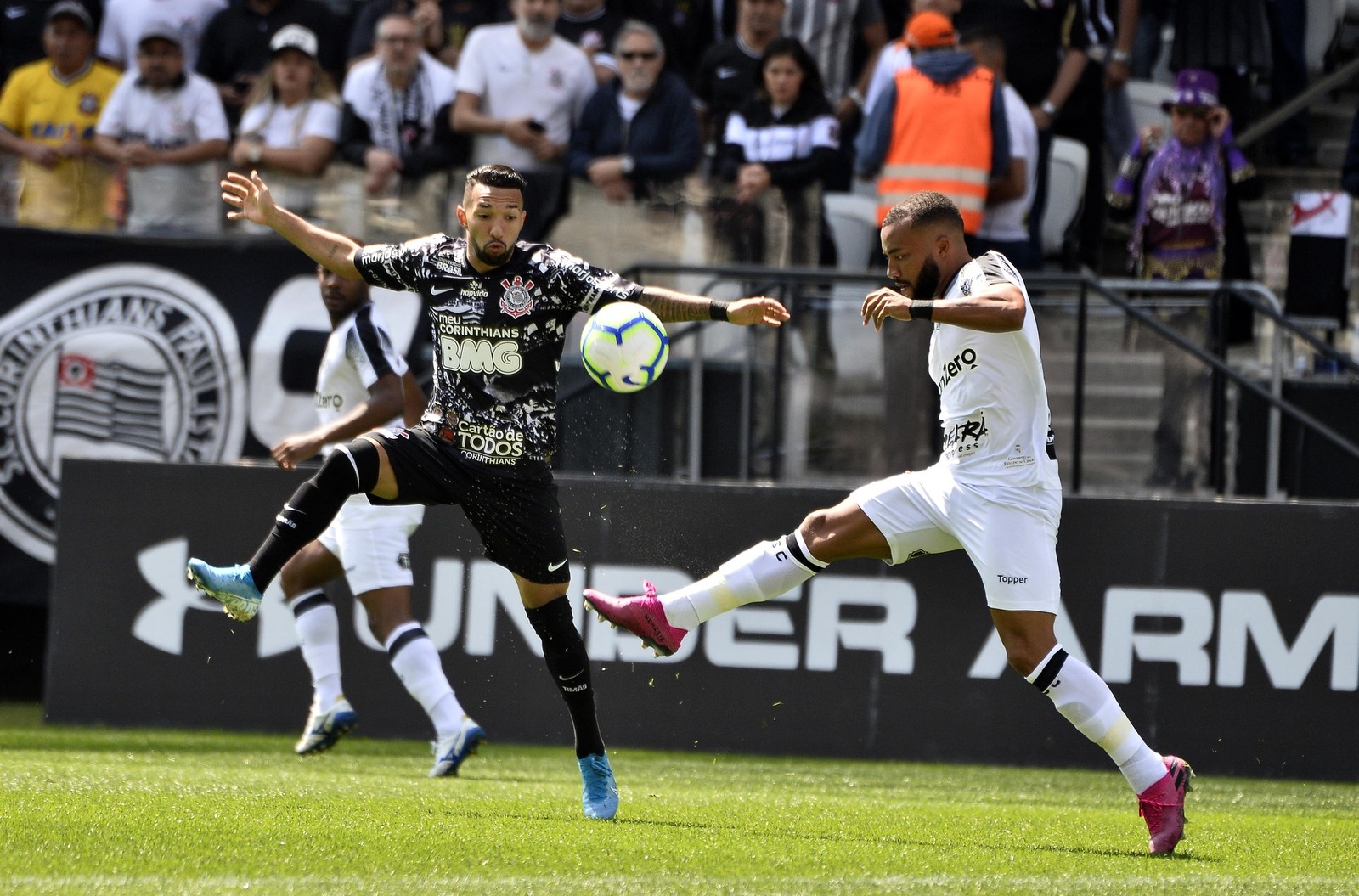 Clayson recebe o terceiro cartão amarelo e desfalca o Corinthians contra o Fluminense