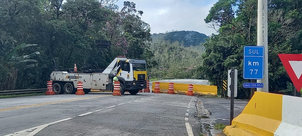 Bloqueio no trecho do KM 77 na Rodovia Mogi-Bertioga — Foto: Aniele Santos/TV Diário