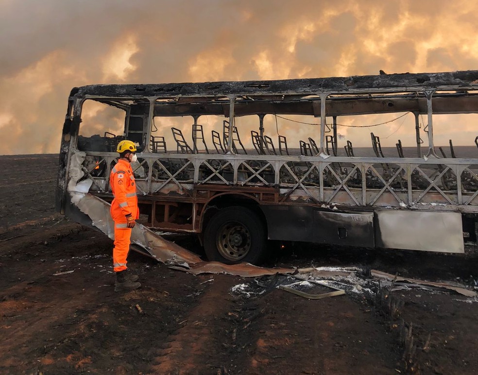 Situação do ônibus após o incêndio — Foto: Reprodução/Redes sociais
