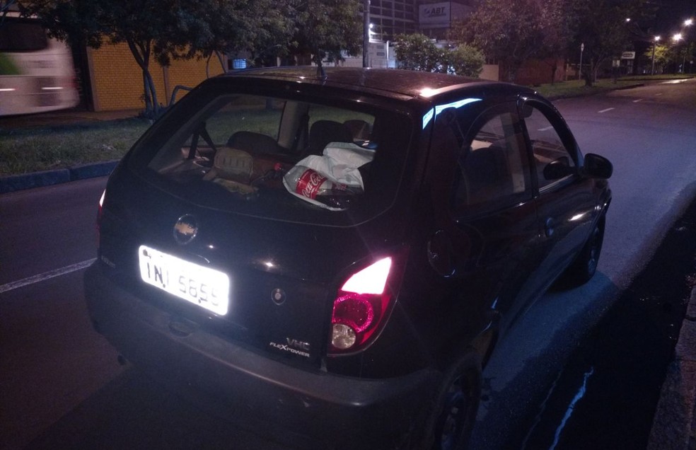 Veículo onde estavam sendo transportados os fogos de artifício (Foto: Divulgação/BM)