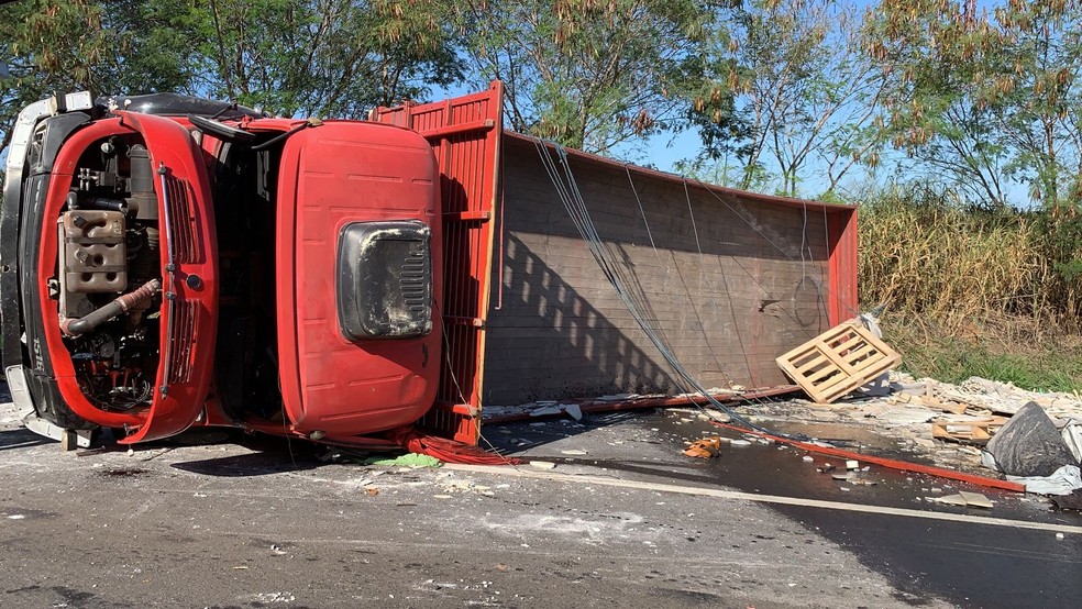 Acidente com caminhão matou motorista na Rodovia Assis Chateaubriand (SP-425), em Presidente Prudente (SP) — Foto: Paula Sieplin/TV Fronteira