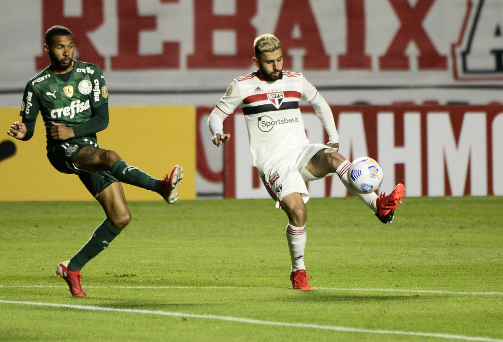Wesley e Liziero em S&atilde;o Paulo x Palmeiras &mdash; Foto: Marcos Ribolli