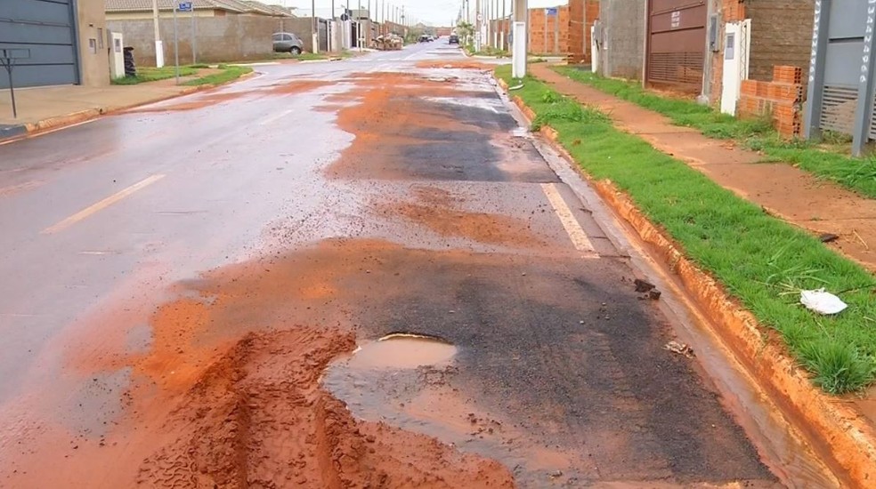 Ruas de bairro de Votuporanga (SP) apresentam buracos e vazamento de água limpa — Foto: Reprodução/TV TEM