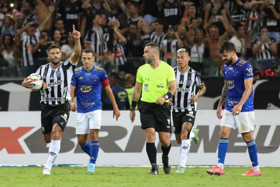  Igor Junio Benevenuto apitou o clássico entre Atlético e Cruzeiro — Foto: Fernando Moreno/AGIF