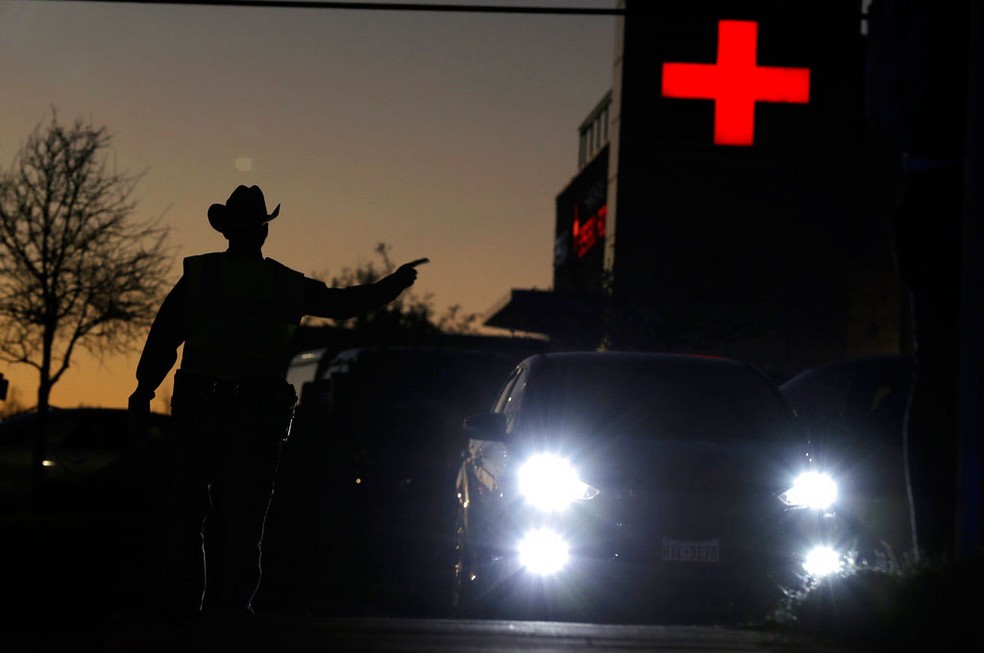 Policial ajuda a organizar o trânsito perto de local onde explosão foi registrada em Austin, no Texas, na terça-feira (20)  (Foto: Jan Janner/Austin American-Statesman via AP)