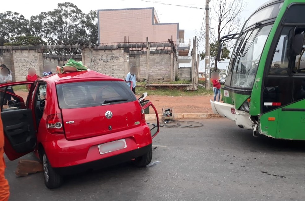 Colisão entre ônibus e carro no Recanto das Emas, no DF — Foto: Divulgação/Corpo de Bombeiros