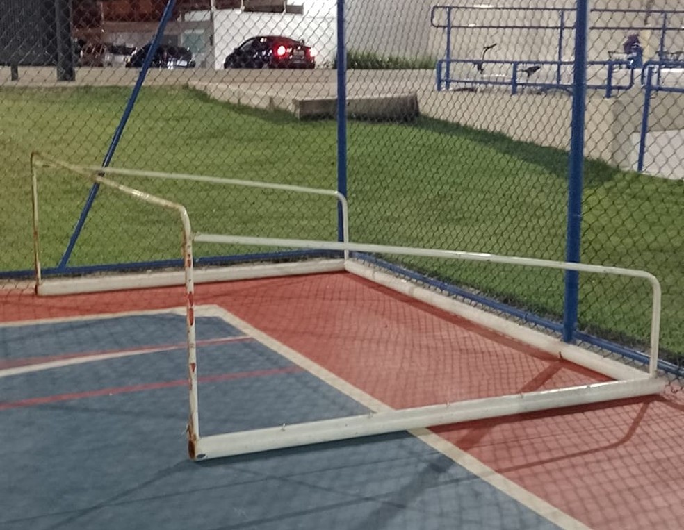 Trave de futebol caiu em cima de menino de 12 anos em praça pública de Peruíbe — Foto: Reprodução/Redes Sociais/Claudia Lorena