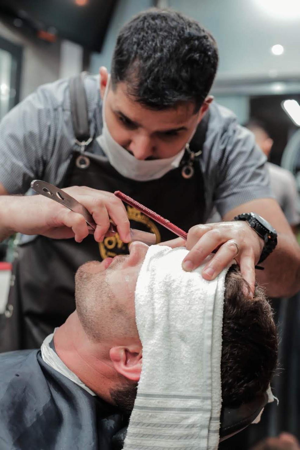 Barbeiro de RO realiza corte gratuito para pessoas em busca de emprego — Foto: Reprodução