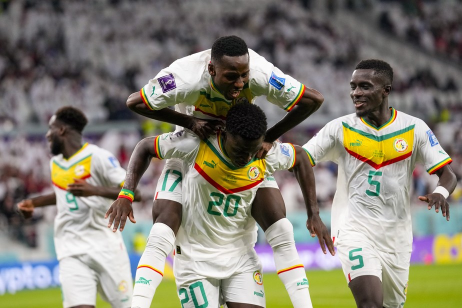 Senegal vence Catar e segue vivo na briga por vaga no mata-mata da Copa