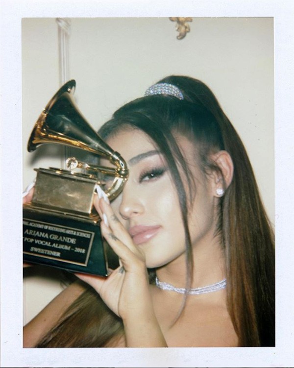 Ariana Grande com seu Grammy (Foto: Instagram)