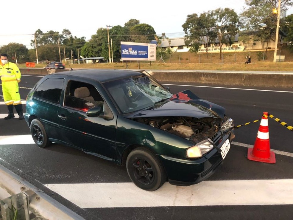 Carro que atingiu a mulher ficou amassado e com o para-brisa quebrado; motorista foi levado ao HC com ferimentos leves — Foto: Daniela Casale/Marília Notícia