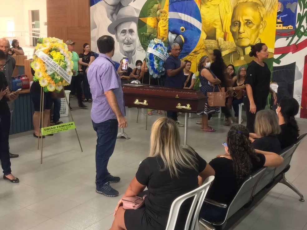 Servidores fazem 'protesto velório' na Câmara de Vereadores — Foto: Walter Quevedo/TV Centro América
