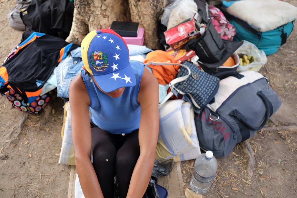 Carol Parrare, de 36 anos, e outros sete familiares abandonaram a Venezuela em busca de melhores condições de vida no Brasil. Ela é uma das 300 pessoas que estão na praça Simón Bolívar (Foto: Inaê Brandão/G1 RR)