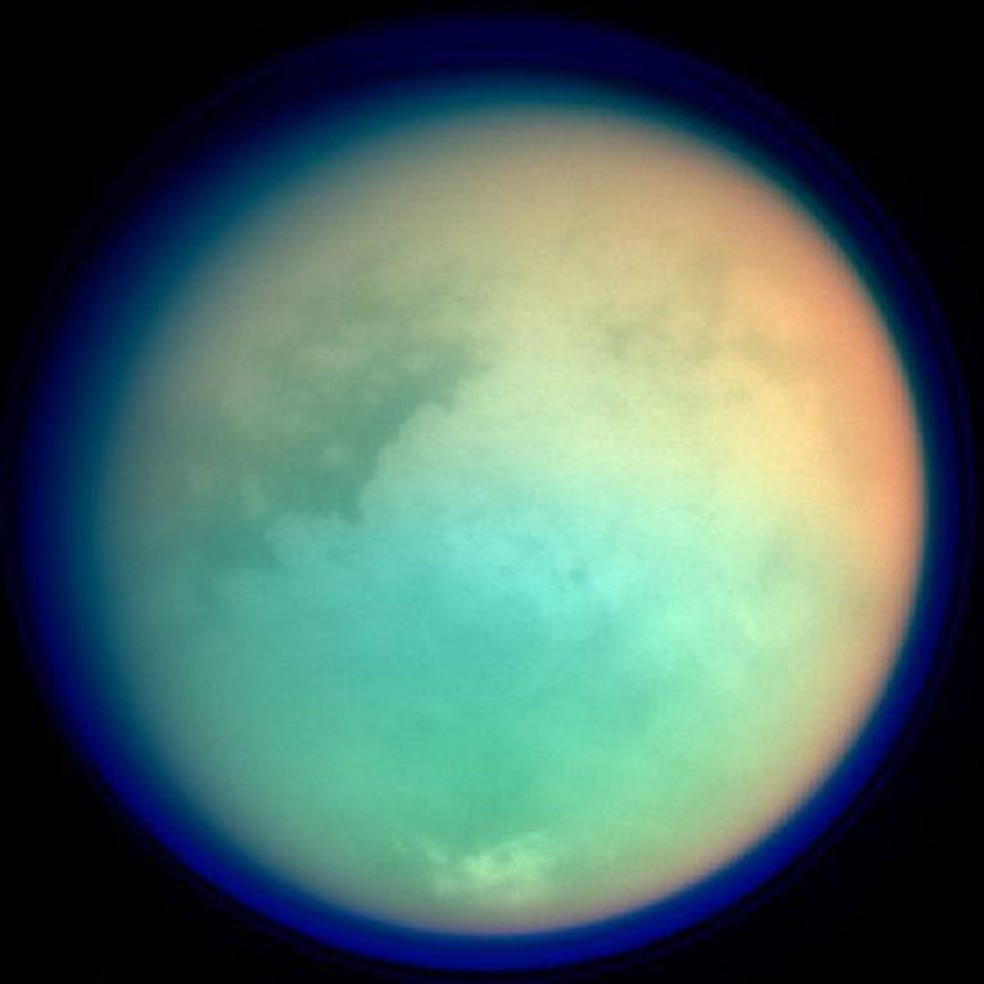 Titã é a maior lua de Saturno e a segunda do sistema solar — Foto: BBC