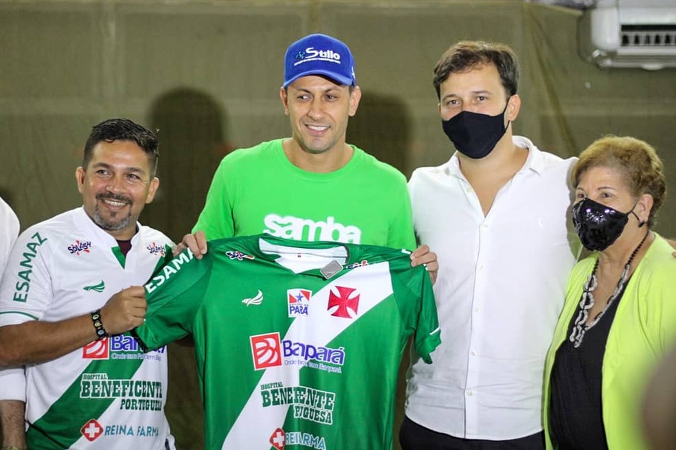 Técnico Robson Melo, meia Eduardo Ramos, Diretor de futebol Éder Pisco e a presidente Graciete Maués — Foto: Matheus Vieira/Ascom Tuna Luso Brasileira