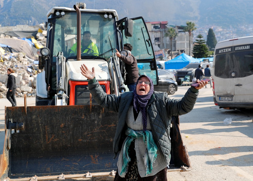 Mulher se desespera após terremoto que deixou milhares de mortos na Turquia.  — Foto: REUTERS/Kemal Aslan