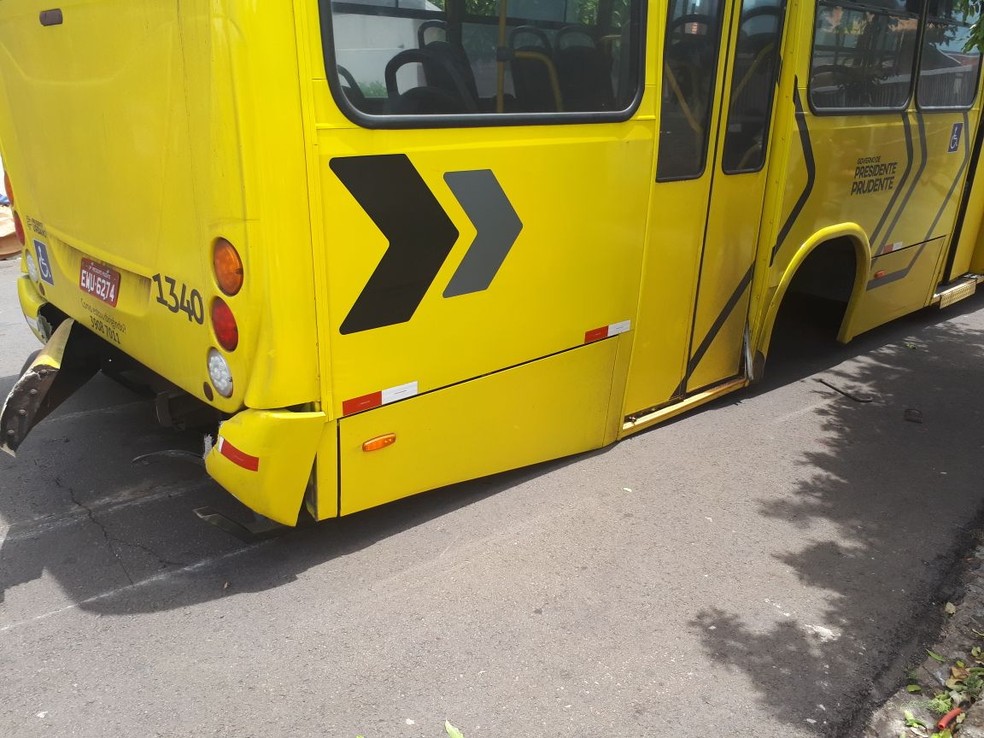Eixo do ônibus escapou do veículo em Presidente Prudente (Foto: Cedida)