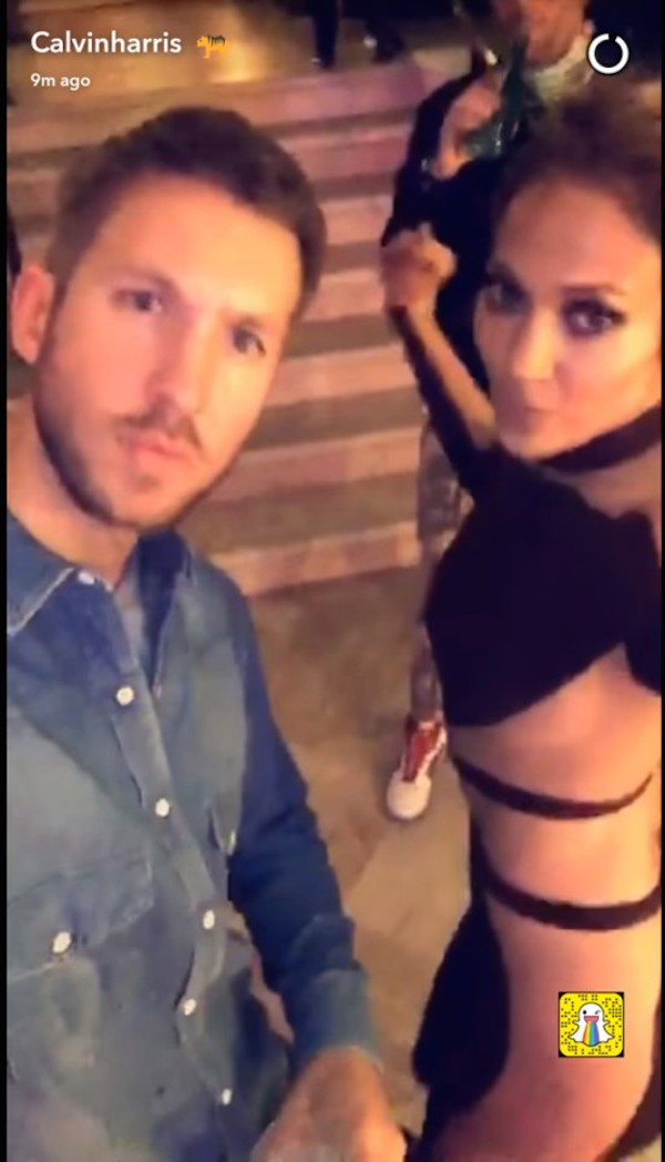 O DJ Calvin Harris e a cantora Jennifer Lopez (Foto: Snapchat)