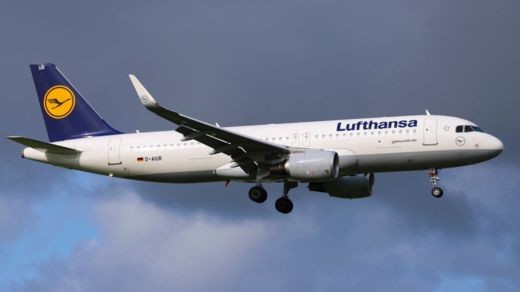 Na Lufthansa, assentos do meio estão vagos para aumentar distanciamento social dentro do voo (Foto: Getty Images via BBC News)