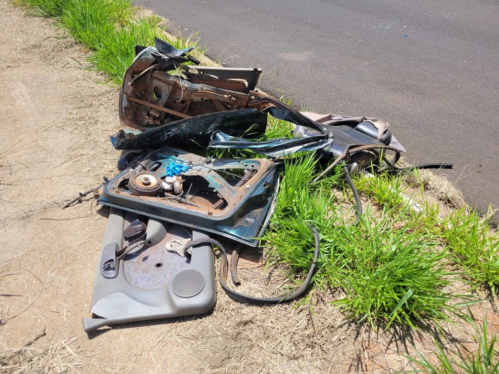 Motorista tem ferimentos leves após caminhão arrancar teto de carro em batida em Bauru — Foto: Adolfo Lima/TV TEM