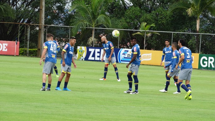 Mano volta a fechar treino na Toca e leva dúvida na armação para o Recife