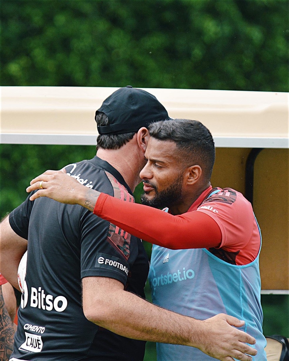 Rogério Ceni abraça Reinaldo em treino do São Paulo — Foto: São Paulo FC