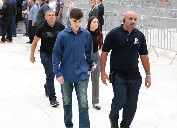 João Augusto, filho de Gugu Liberato, chega abalado à Assembleia Legislativa (Foto: Rafael Cusato / QUEM)