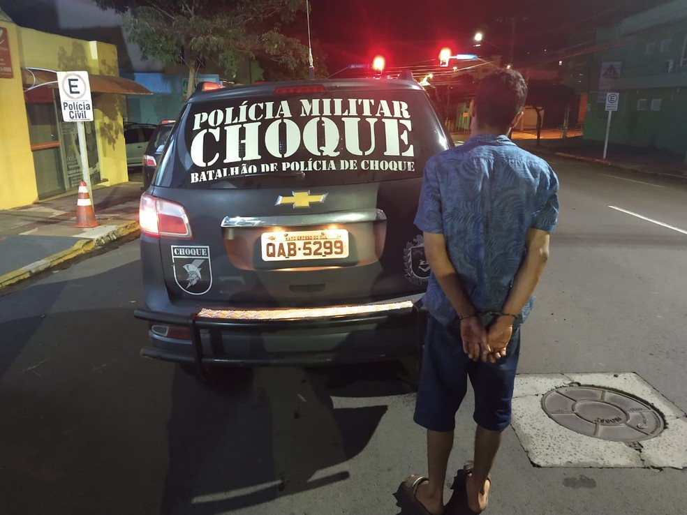 Jovem foi preso após ser reconhecido pela vítima e confessar crime — Foto: Polícia Militar/Divulgação