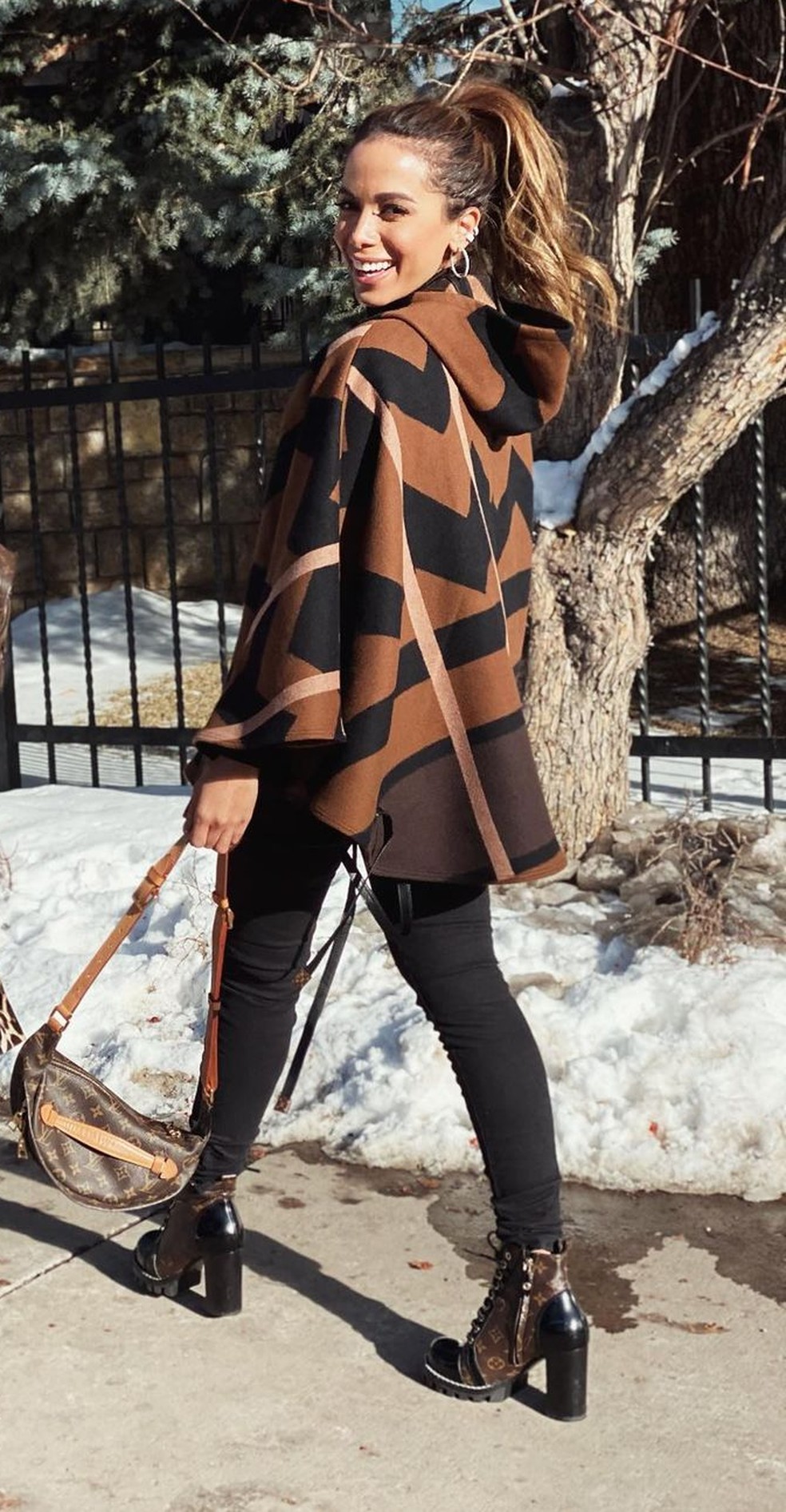 Anitta com look elegante para temporada de neve e frio no Colorado, nos Estados Unidos — Foto: Reprodução