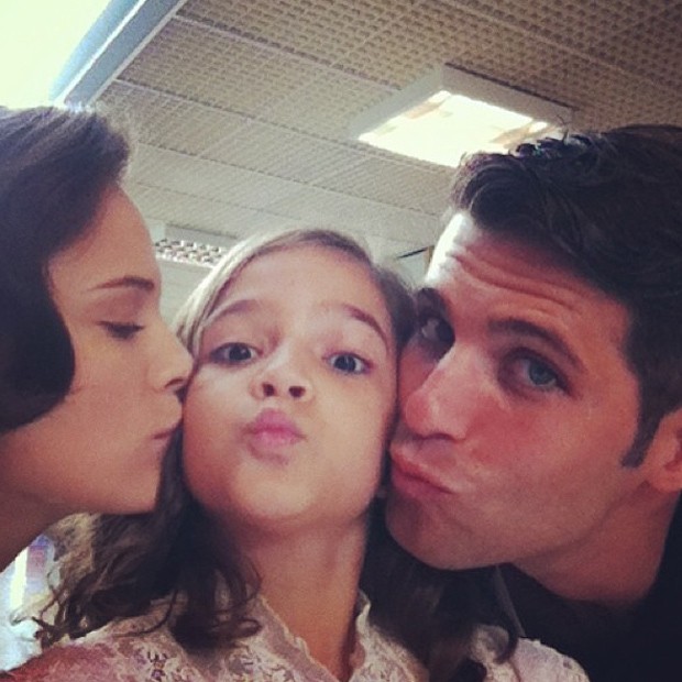 Bianca Bin e Bruno Gagliasso dão 'beijo-sanduíche' em Mel Maia (Foto: Reprodução/Instagram)