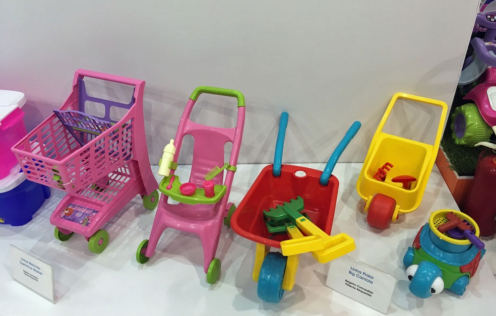 Carrinhos de bebê e de supermercado são alguns dos brinquedos ainda associados unicamente ao universo infantil feminino (Foto: Ana Carolina Moreno/G1)