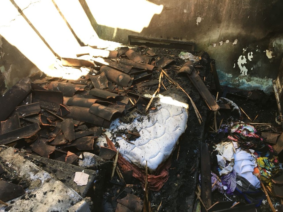 Fogo destruiu casa e chamas foram controladas por equipe do Corpo de Bombeiros de Campina Grande (Foto: Felipe Valentim/TV Paraíba)