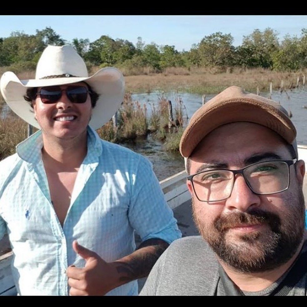 Aleksandro com amigo fotógrafo, no Pantanal.  Foto: Reprodução/RedesSociais