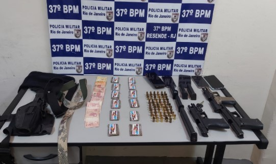 Dupla é flagrada com pistolas, drogas e munições em Resende 