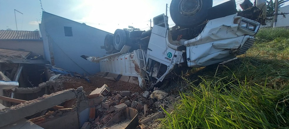 Caminhão ficou destruído após acidente em Tatuí — Foto: Defesa Civil/Divulgação