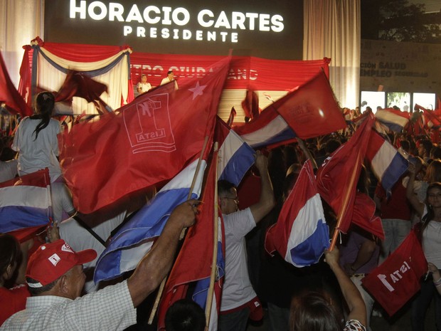 Simpatizantes do Partido Colorado comemoram vitória de Cartes em frente ao comitê do novo presidente paraguaio (Foto: Mario Valdez/Reuters)