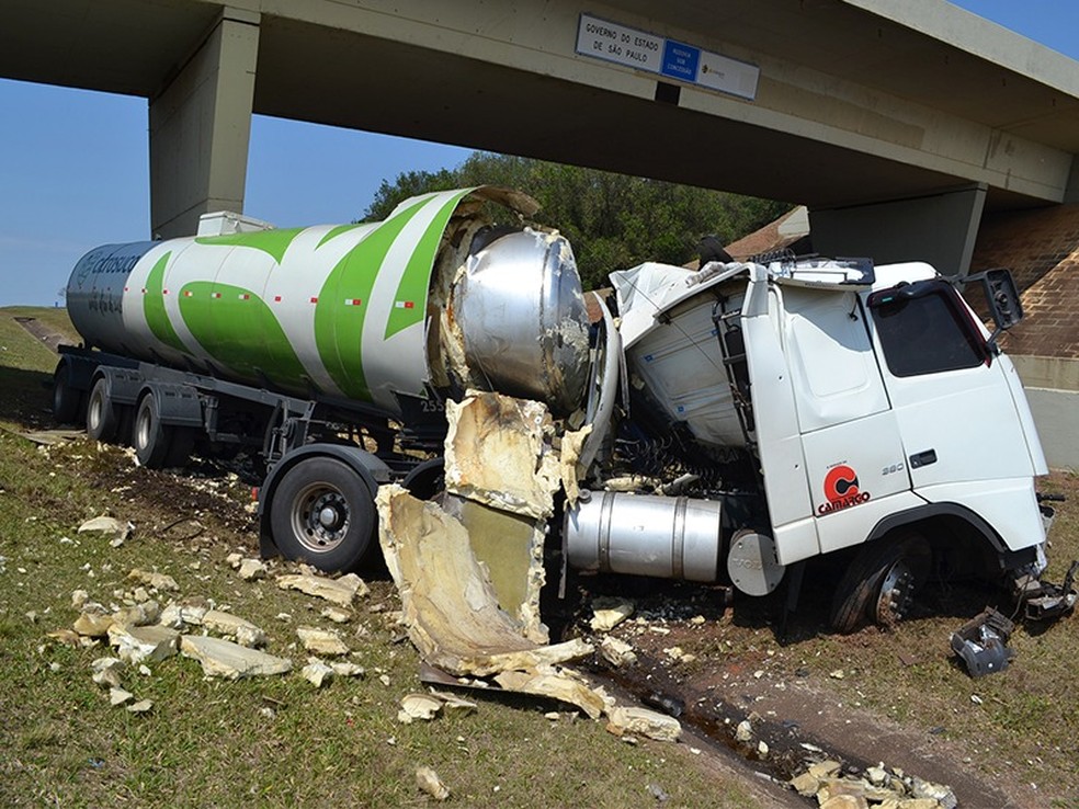 Acidente mata caminhoneiro que transportava suco de laranja, na SP-310, em Matão — Foto: Matão Urgente