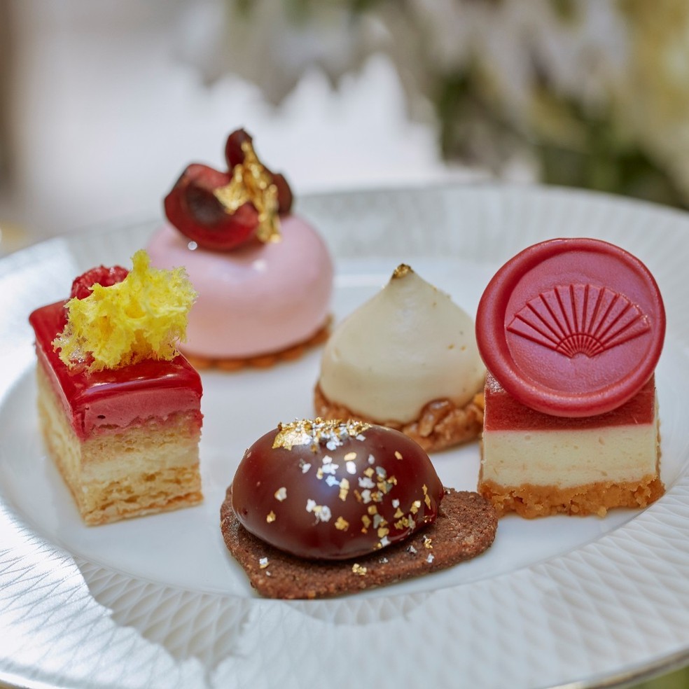 Sobremesa de chocolate e framboesa com ouro  — Foto: Reprodução/Instagram