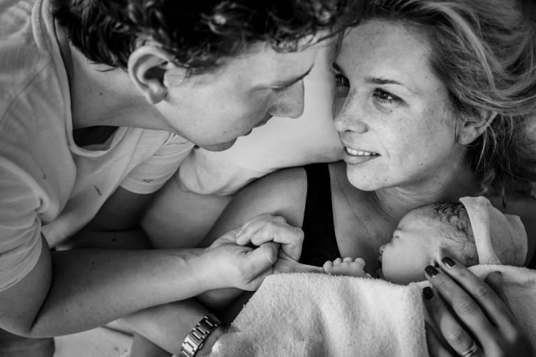A fotógrafa holandesa Renate Van Lith também enviou este registro em preto e branco dos novos pais se entreolhando afetuosamente após o nascimento de seu recém-chegado (Foto: Renate Van Lith)