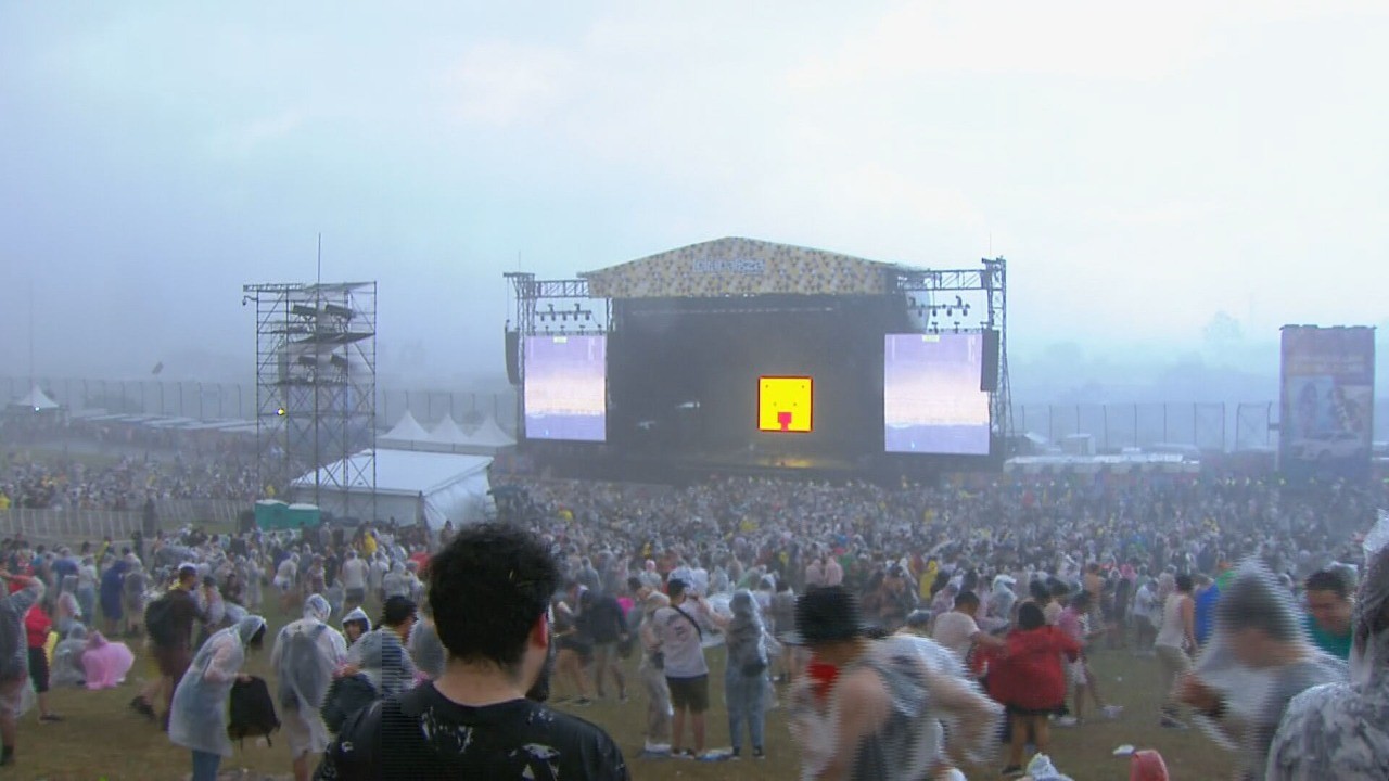 Chuva interrompe show dos Wombats no Lollapalooza 2022