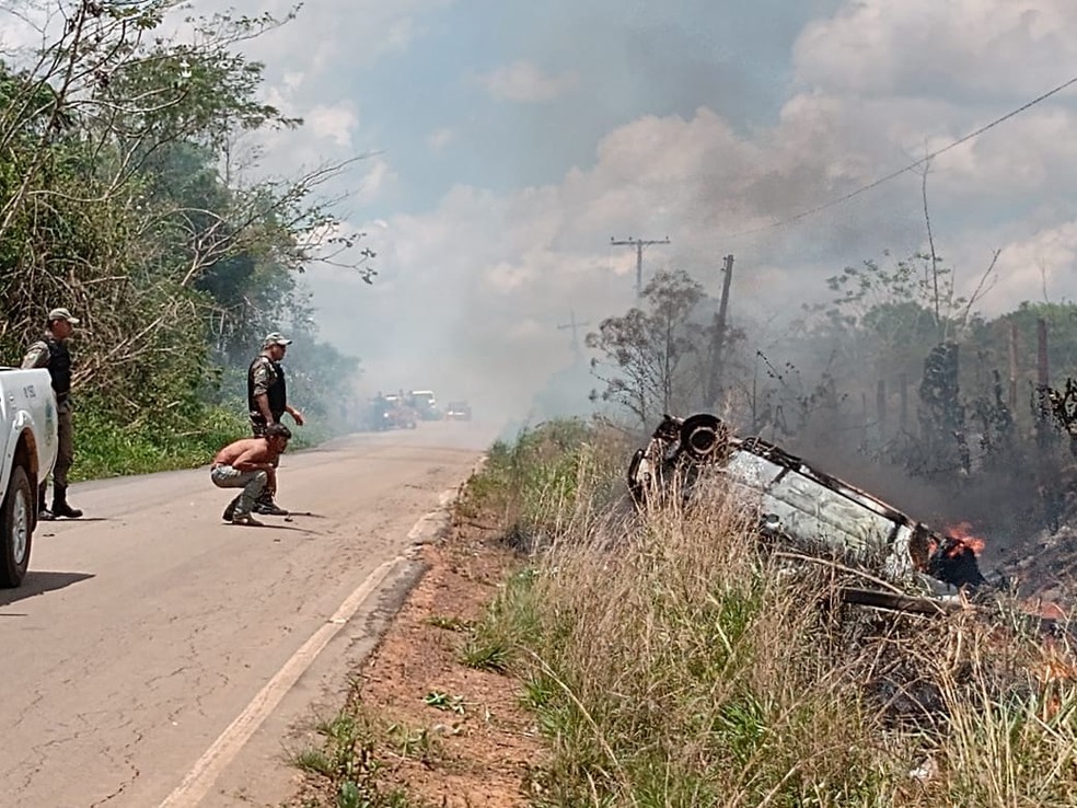 Carro pegou fogo após capotar em estrada entre as vilas do V e do Incra, nesta segunda (13) — Foto: Arquivo pessoal 